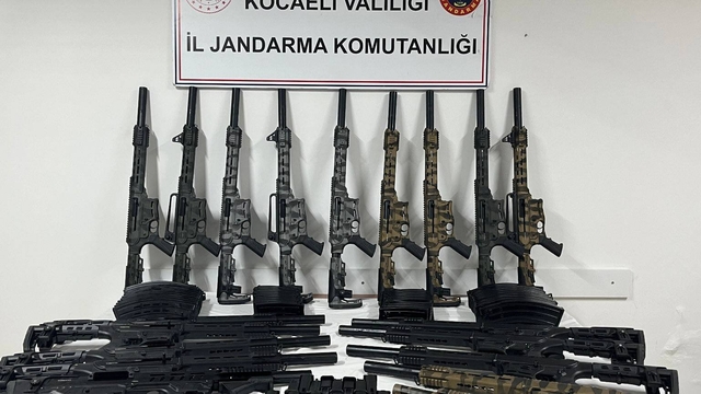 Kocaeli'de bir evde ruhsatsız 20 otomatik av tüfeği ele geçirildi