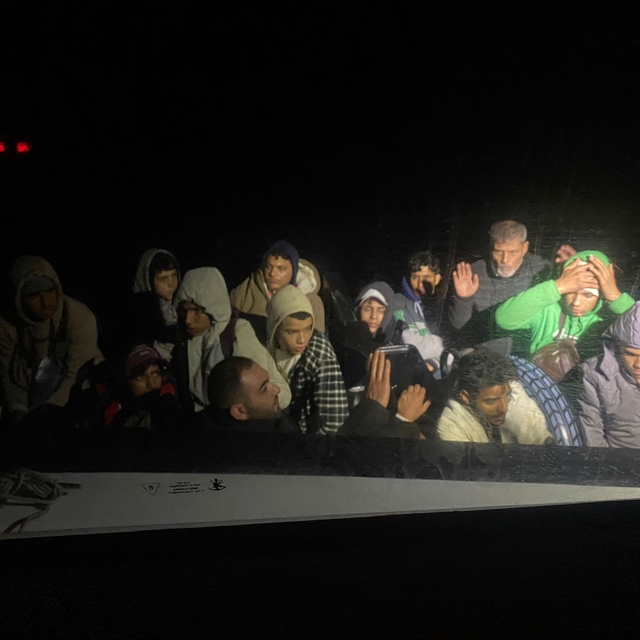 Muğla açıklarında sürüklenen bottaki 23 düzensiz göçmen kurtarıldı