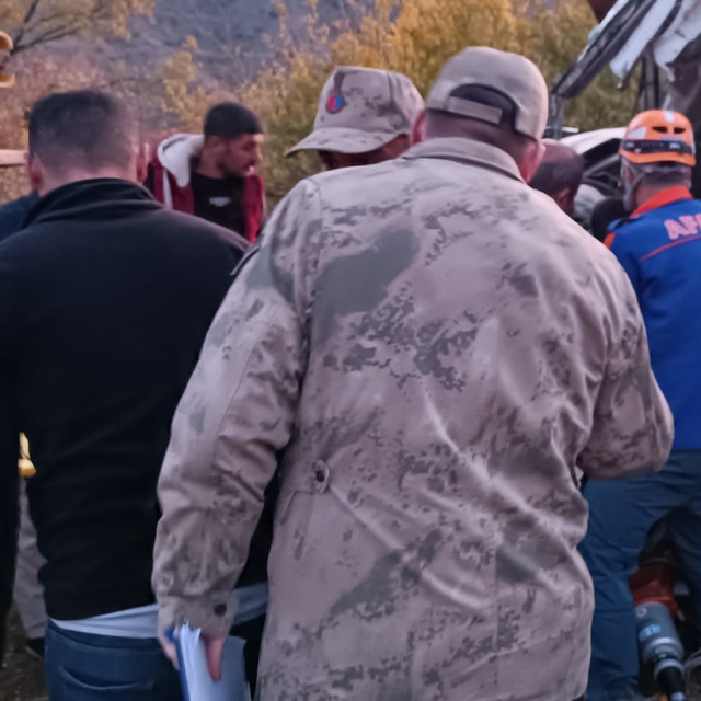 Bitlis'te kamyonet şarampole yuvarlandı; baba öldü, oğlu yaralı