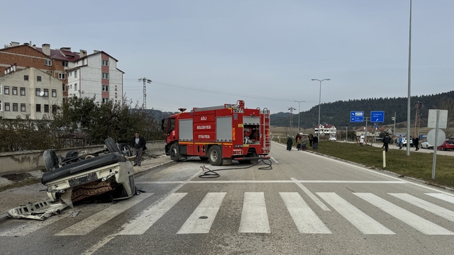 Kastamonu'da devrilen otomobildeki 2 kişi yaralandı