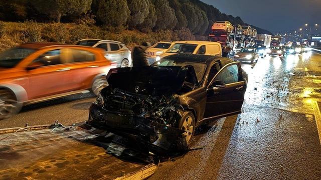 Anadolu Otoyolu'nda meydana gelen zincirleme kazada 10 kişi yaralandı