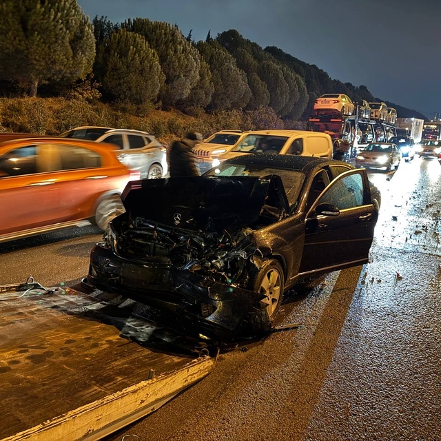 Anadolu Otoyolu'nda meydana gelen zincirleme kazada 10 kişi yaralandı