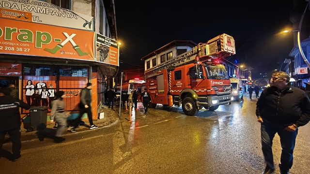 Bursa'da 3 katlı binada çıkan yangın söndürüldü