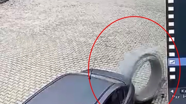 Bursa'da silindir beton su borusu park halindeki otomobile çarptı; o anlar kamerada