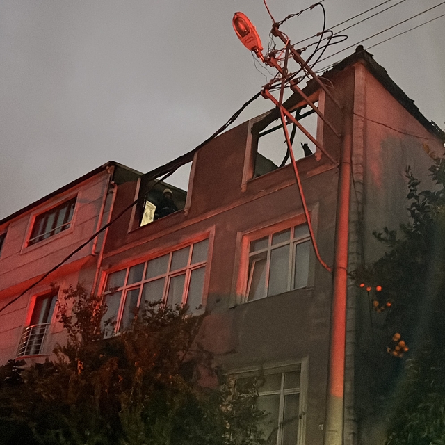 4 katlı binanın çatı katında yangın çıktı, mahsur kalan kişi öldü
