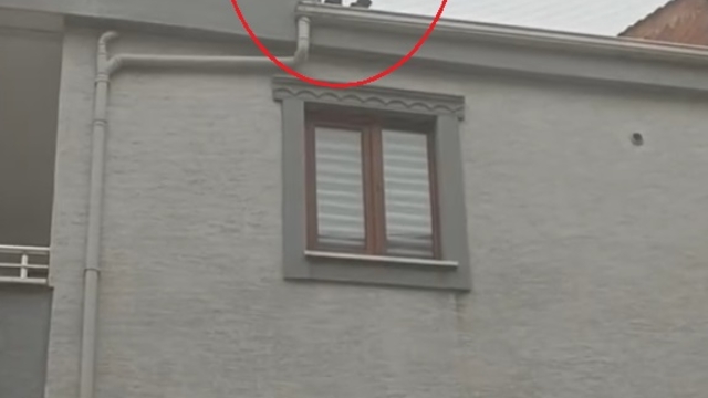 Boşanma aşamasındaki eşini kemerle boğup öldürdükten sonra çatıya çıktı (2)