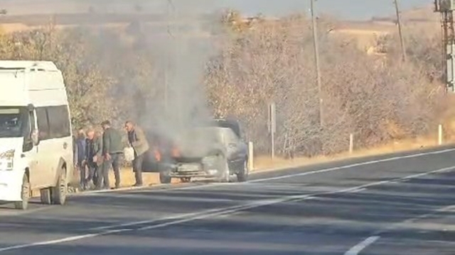 Elazığ'da, otomobil alev alev yandı