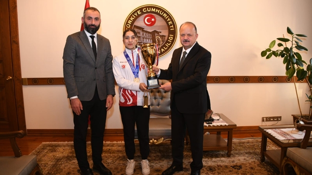 Kastamonu Valisi Dallı, Avrupa şampiyonu milli kick boksçu Asuman'ı tebrik etti