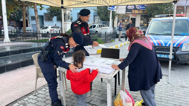 Pamukova'da jandarma ekipleri, vatandaşları dolandırıcılığa karşı uyardı
