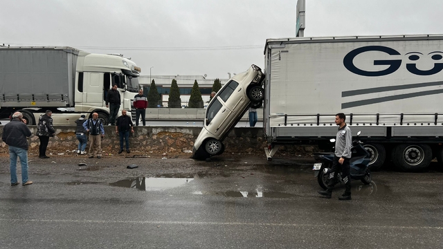 Sakarya'da bariyerleri aşan otomobil tırın dorsesinde asılı kaldı