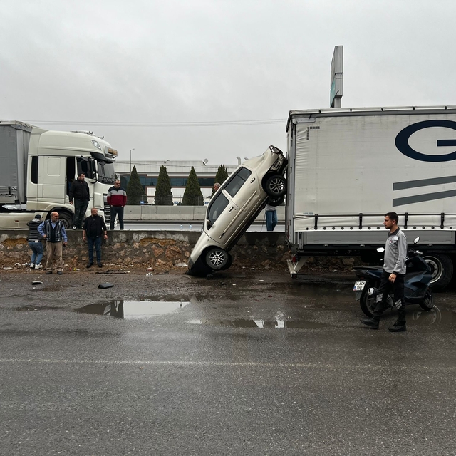 Sakarya'da bariyerleri aşan otomobil tırın dorsesinde asılı kaldı