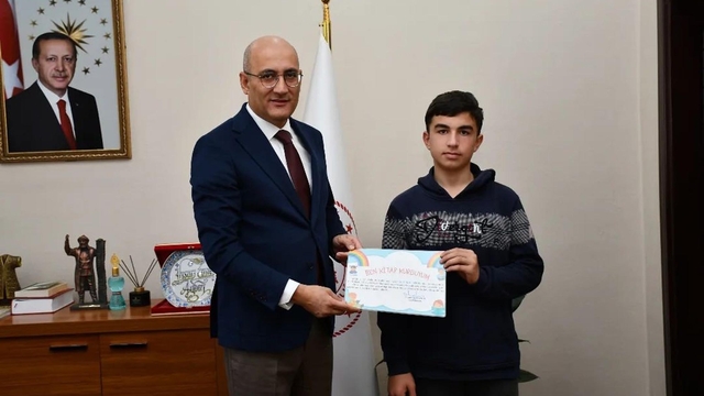 Kaymakam Aydın en çok kitap okuyan öğrenciyi ödüllendirdi