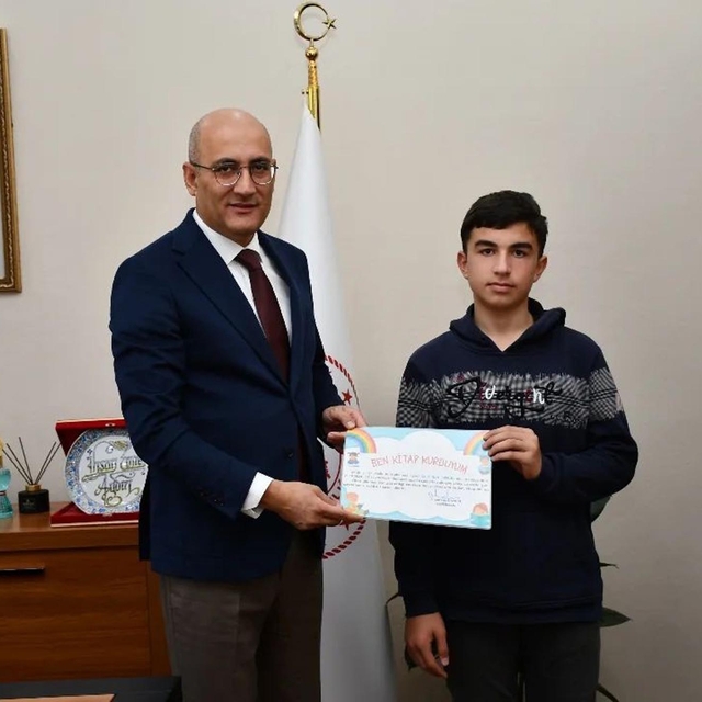 Kaymakam Aydın en çok kitap okuyan öğrenciyi ödüllendirdi