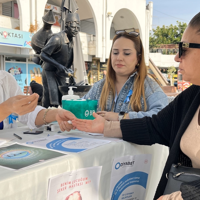 Mersin'de Dünya Diyabet Günü'nde ücretsiz kan ölçümü yapıldı