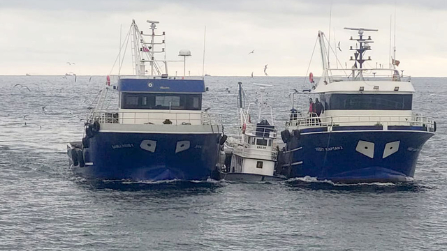 Kırklareli'nde su alan balıkçı teknesindeki 5 kişi kurtarıldı