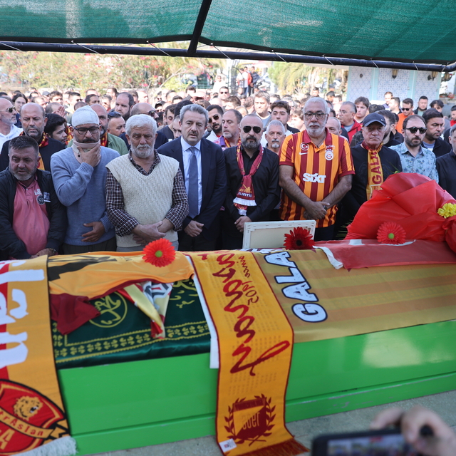 Trafik kazasında hayatını kaybeden 9 yaşındaki Galatasaray taraftarı Yiğit...