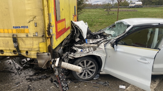 Düzce'de tıra çarpan otomobilin sürücüsü ağır yaralandı