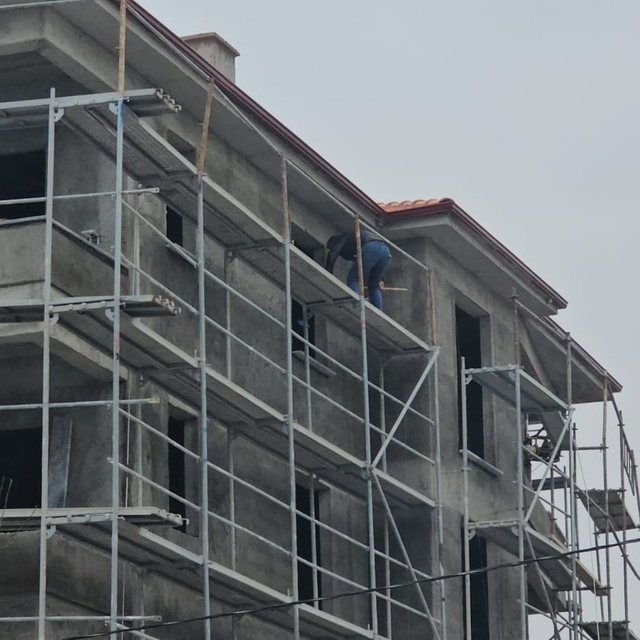 Çorum'da inşaatın 4. katından düşen işçi ağır yaralandı