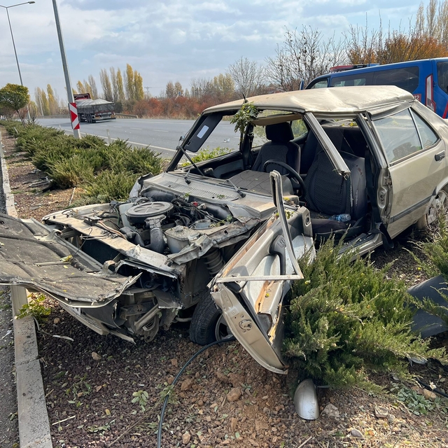 Konya'da refüje devrilen otomobildeki 2 kişi yaralandı