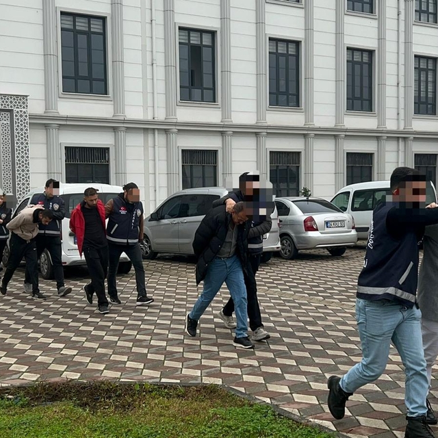 Kocaeli'de evden hırsızlık yaptıkları iddiasıyla yakalanan 4 zanlı tutuklan...