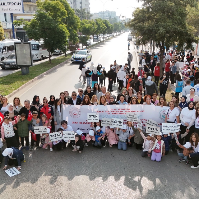 Adana'da çocuk haklarına dikkati çekmek amacıyla yürüyüş düzenlendi