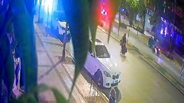 Otomobilin çarptığı anne ve oğlunun üzerinden arkadan gelen araç geçti: 2 ağır yaralı