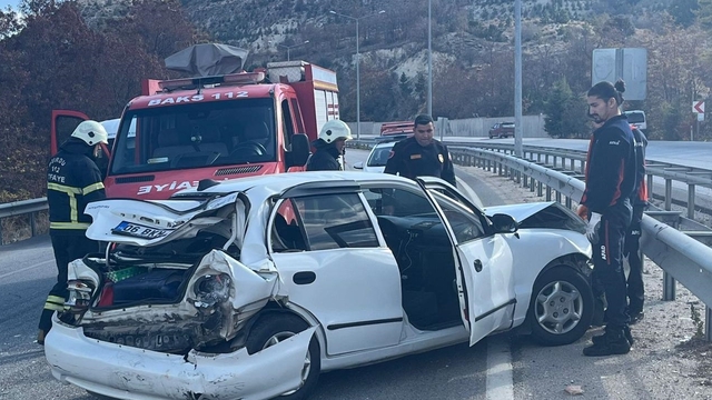 Burdur'da üç aracın karıştığı kazada 2 kişi yaralandı