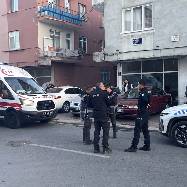 Kayseri'de oto kiralama işletmesinde bir kişi bıçakla yaralandı