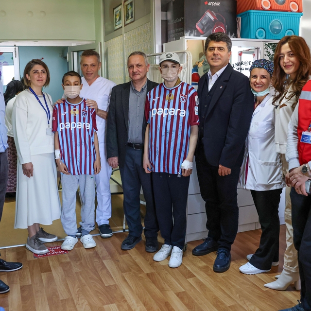 Trabzonspor Sağlık Kurulu Başkanı Ahmet Beşir, lösemili çocukları ziyaret e...