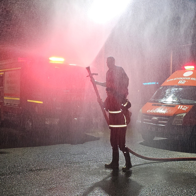 21 yıllık itfaiye eri, söndürme hortumunun fıskiyesiyle kendini ıslatarak e...