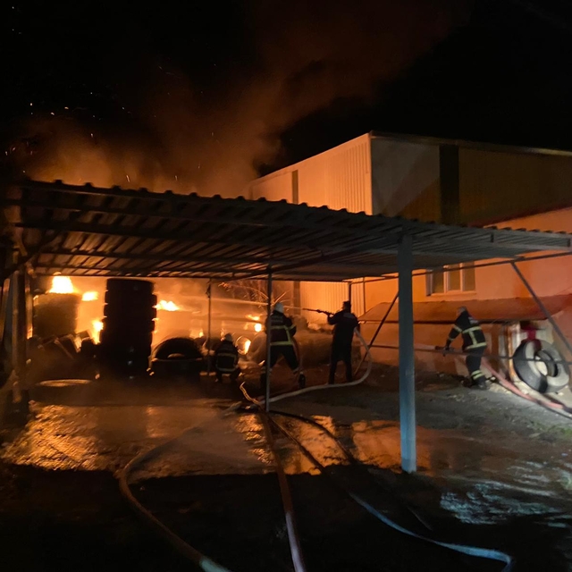 Hatay'da bir lastik deposunda çıkan yangın söndürüldü