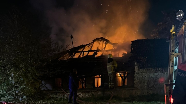 Karabük'te çıkan yangında tek katlı ev kullanılamaz hale geldi
