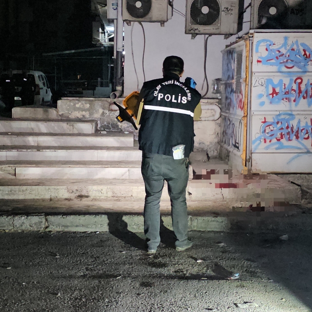 Adana'da, sokaktaki bıçaklı kavgada ağır yaralandı