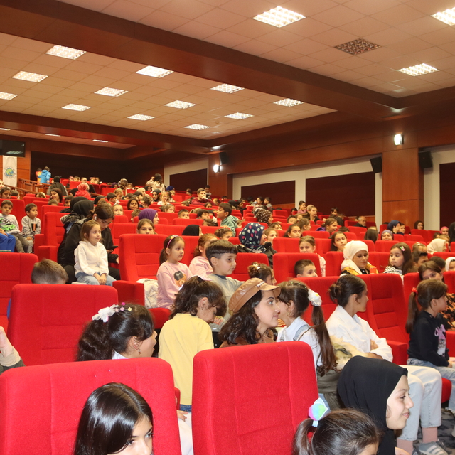 Hendek'te öğrenciler sinema etkinliğinde buluştu