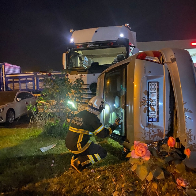 Tokat'ta park halindeki tıra çarpan otomobilin sürücüsü yaralandı