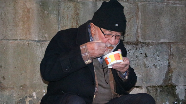 Yozgat'ta çay ocağı işletmecisi cuma günleri sabah namazında cemaate çorba ikram ediyor