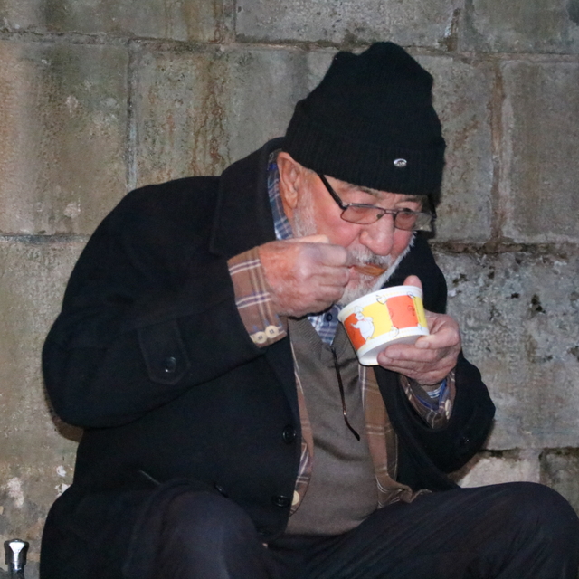 Yozgat'ta çay ocağı işletmecisi cuma günleri sabah namazında cemaate çorba...