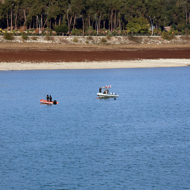Baraj gölünde deniz bisikletinden düşen Medine kayboldu