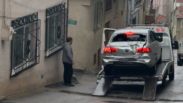 Bursa'da freni boşalan kamyonun 3 araca çarptığı kaza anı güvenlik kamerasında