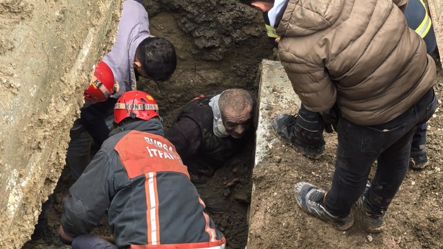 Bursa'da toprak altında kalan işçinin kurtarılma anı kamerada