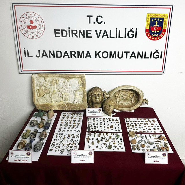 Edirne'de 2 araçta 355 tarihi eser ele geçirildi; 2 gözaltı