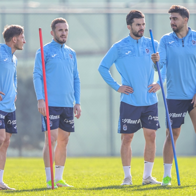 Trabzonspor, günün ilk idmanında önce savunma sonra hücum çalıştı