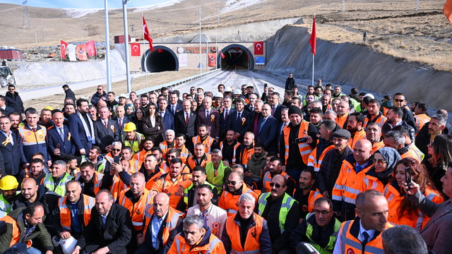 Bakan Uraloğlu, Van-Hakkari kara yolundaki Güzeldere Tüneli'nin açılışında konuştu: