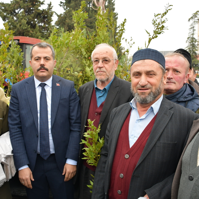 Vezirköprü'de vatandaşlara ücretsiz 5 bin fidan dağıtıldı