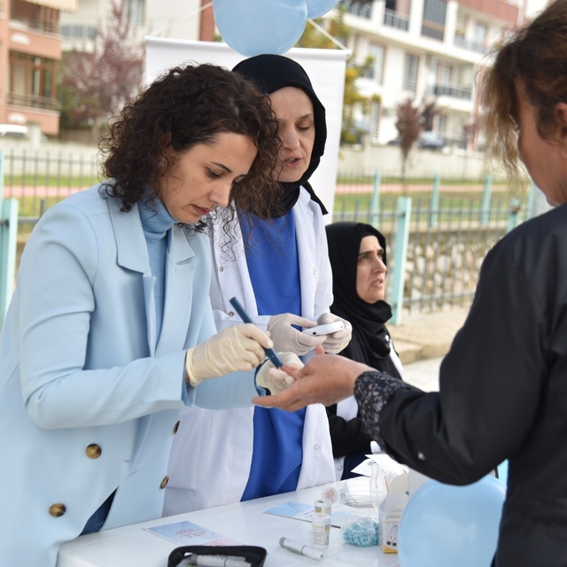 Kocaeli'de vatandaşlara ücretsiz kan şekeri ölçümü yapıldı