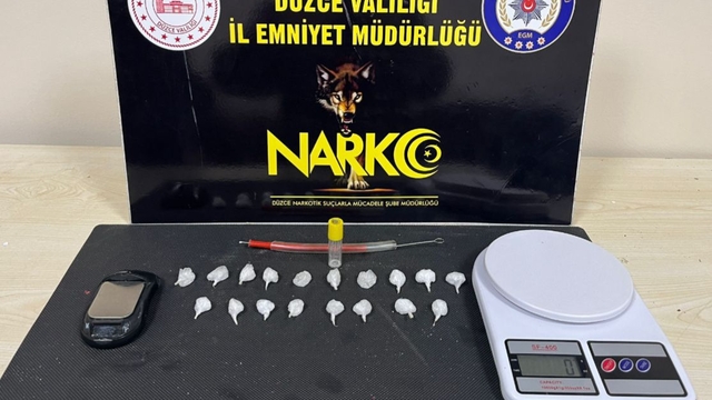 Düzce'de otomobilinde uyuşturucuyla yakalanan zanlı tutuklandı