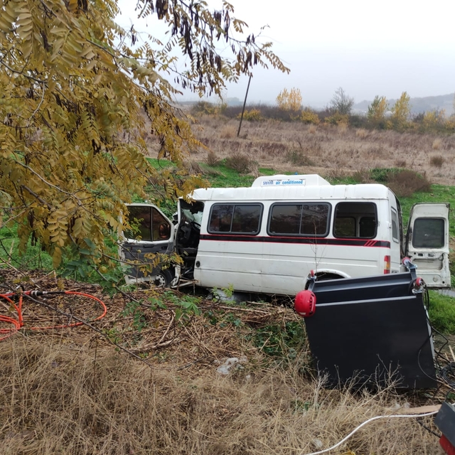 Balıkesir'de zincirleme trafik kazasında minibüste sıkışan yaralı sürücü ku...