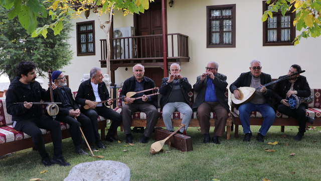 Burdur'da tarihi kültür evinde yöresel müzik dinletisi sunuldu