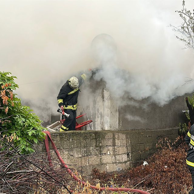 Edirne'de tek katlı müstakil ev, yangında kullanılamaz hale geldi