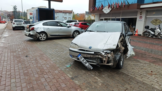 İnegöl'de zincirleme trafik kazasında 3 kişi yaralandı